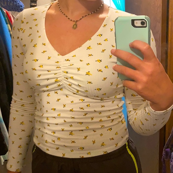 White top with yellow flower accents - Picture 2 of 3